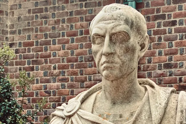 Statue in Southampton, NY, one of the snug and scenic hideaways RN writer creates health content.