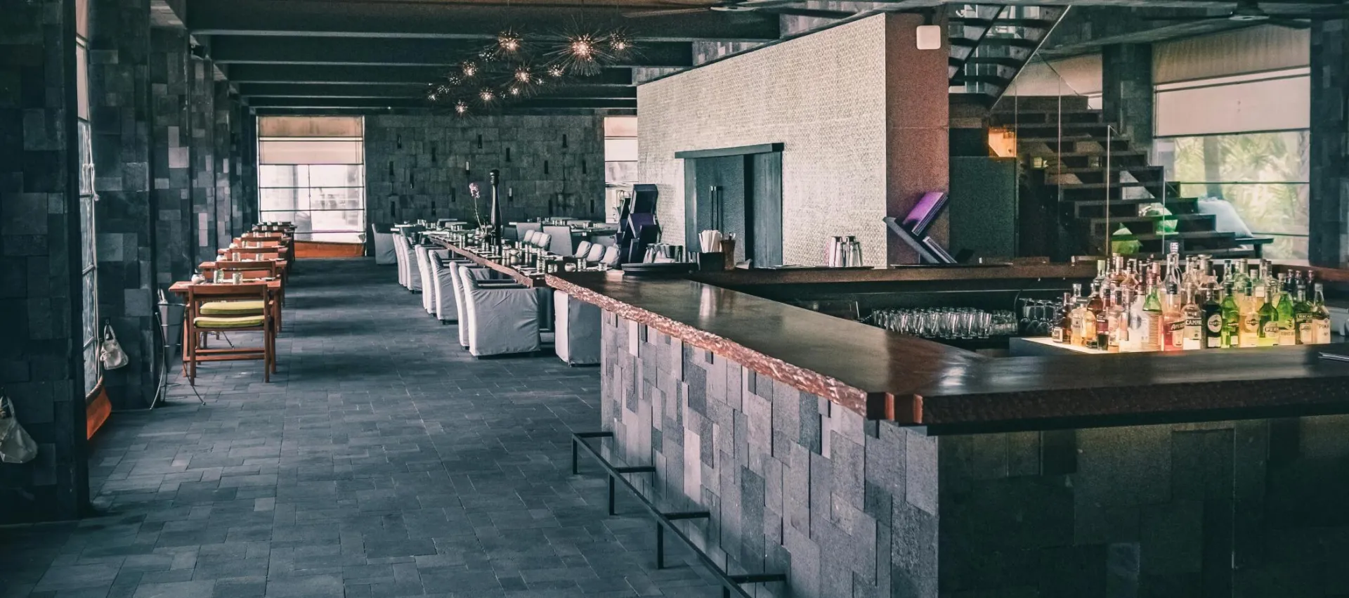 Elegant bar and lounge area with contemporary interior design, perfect for dining and relaxing.