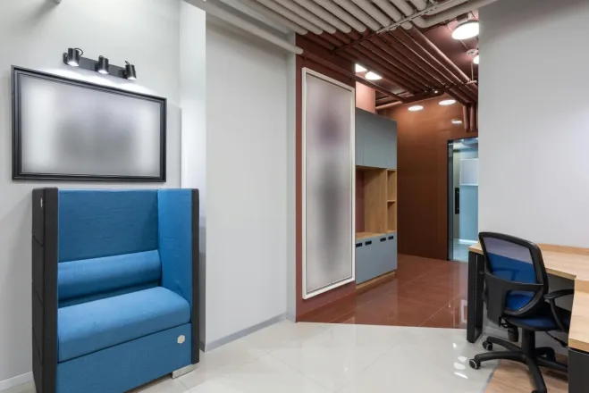Contemporary office environment with modern seating and workspace setup, ideal for productivity.