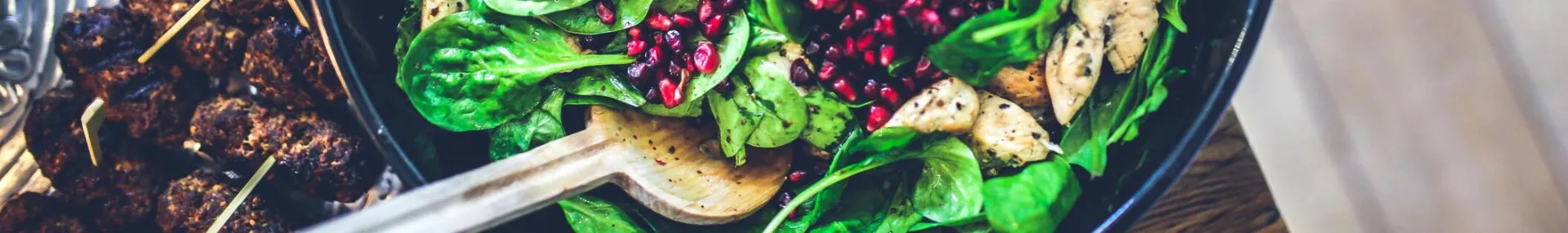 Healthy and vibrant spinach salad with grilled chicken and pomegranate seeds, perfect for a nutritious meal.